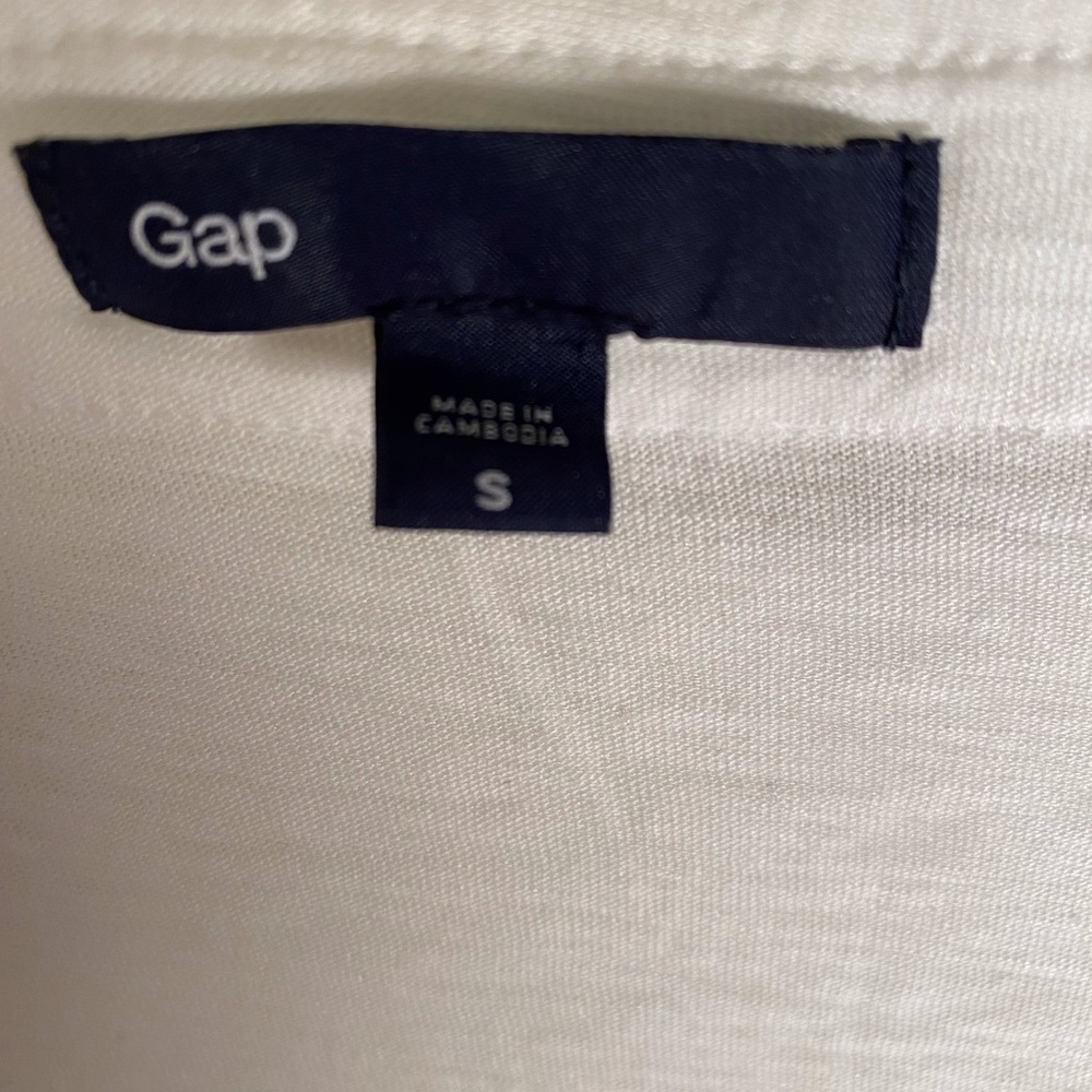 SOLD !!!! - 2️⃣Bundle Gap short sleeve tops..! - Picture 13 of 16